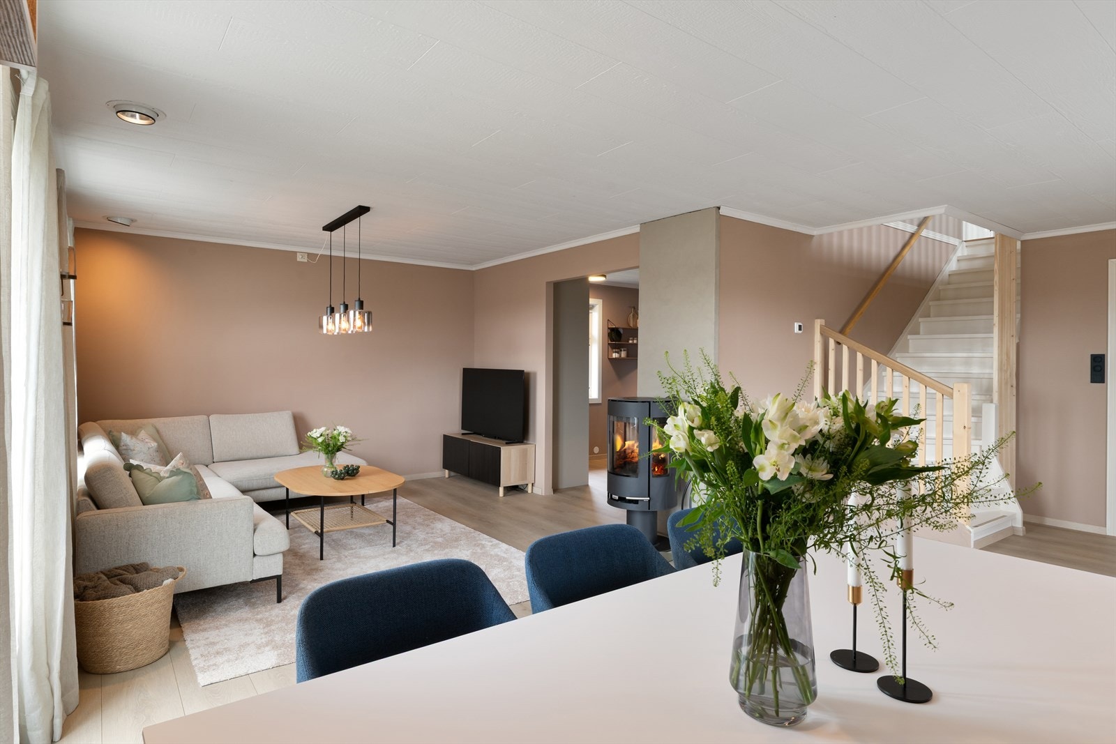 Stuen har god plass til både sofagruppe og spisebord. Galleribilde