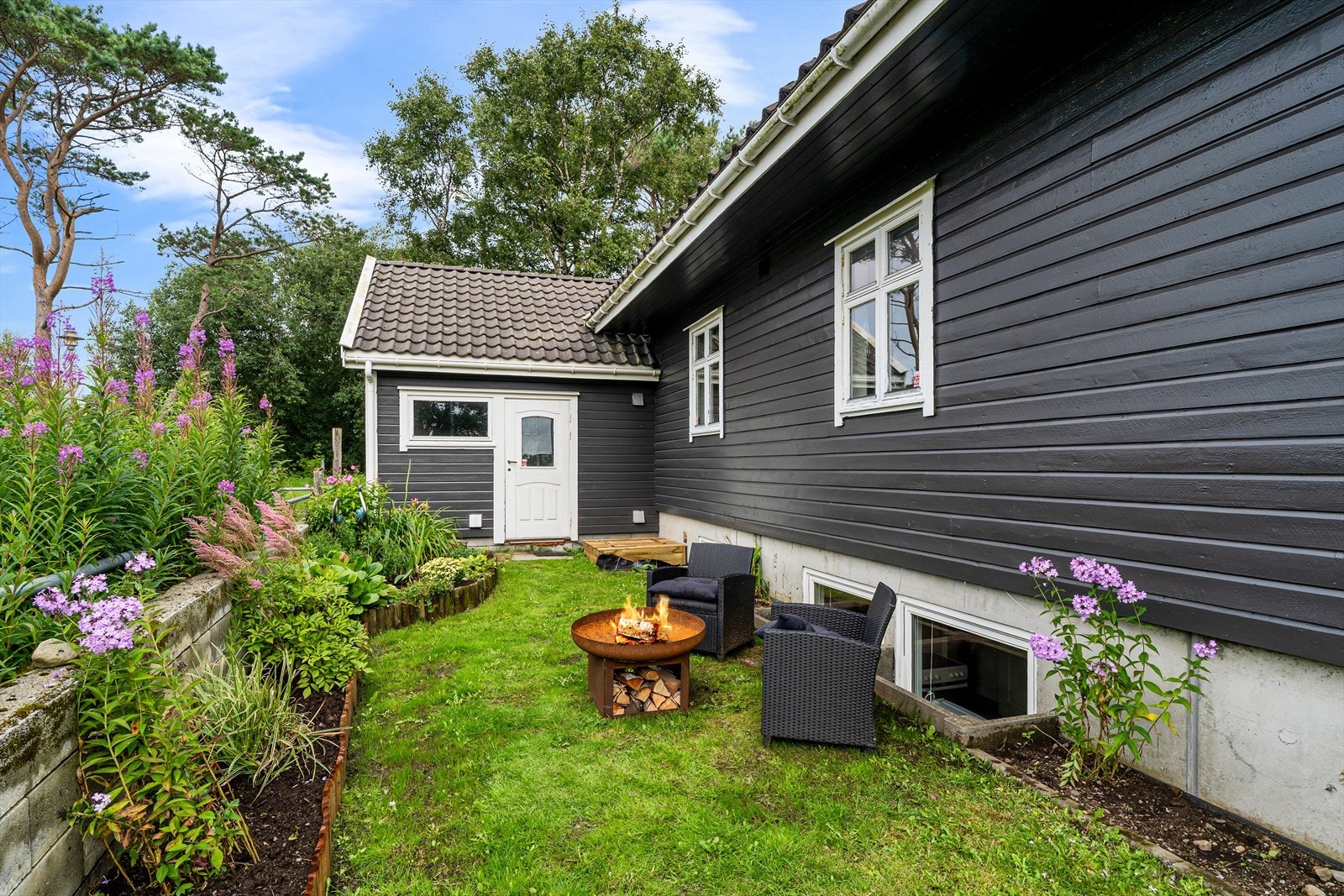 Hagen er pent opparbeidet med plen og beplantning. Galleribilde