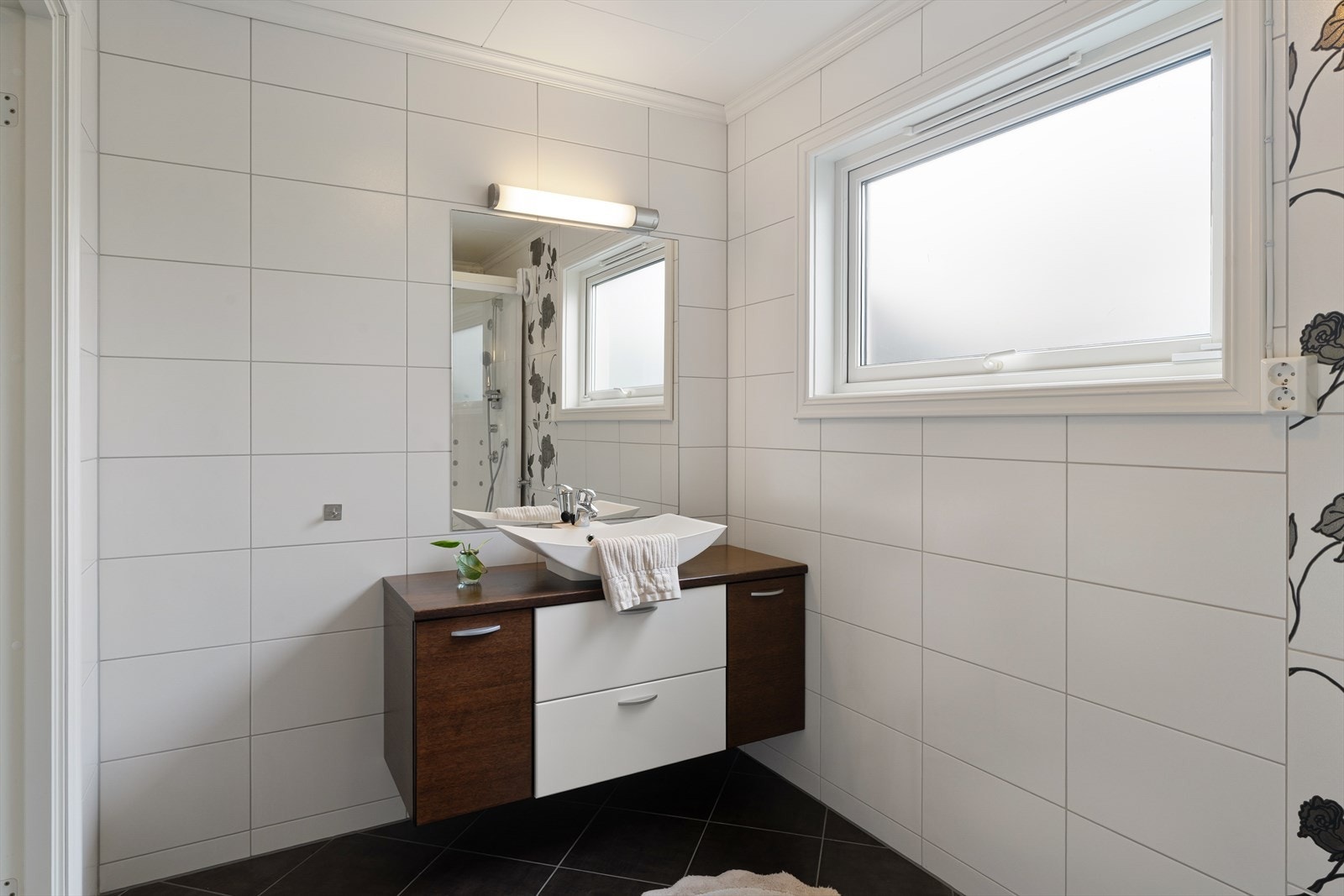 Badet i underetasjen ble oppgradert i 2009 og har flislagt gulv med gulvvarme. Galleribilde