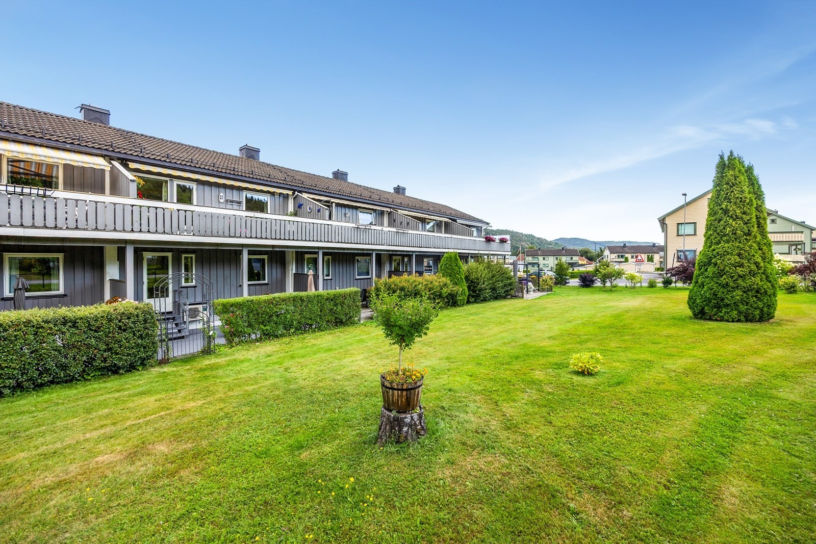 Borettslaget har store, velholdte felles grøntområder. Galleribilde