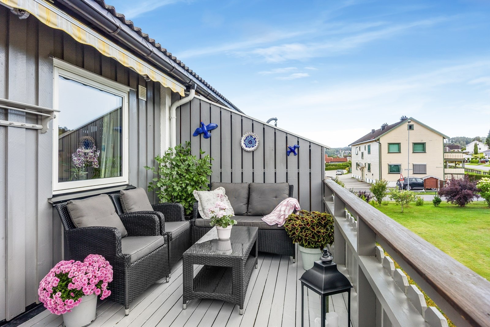 Verandaen er en romslig forlengelse av stuen, med plass til en god sittegruppe. Galleribilde