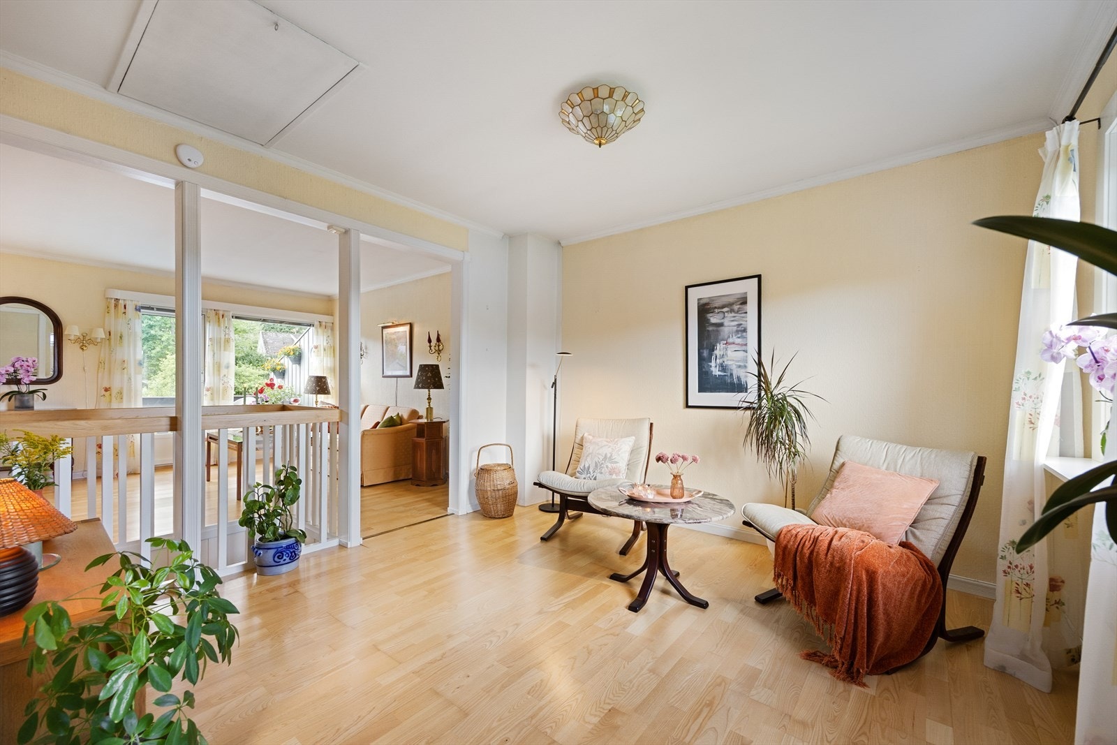 Spisestuen har fin plass for sofa og mediemøblement. Galleribilde
