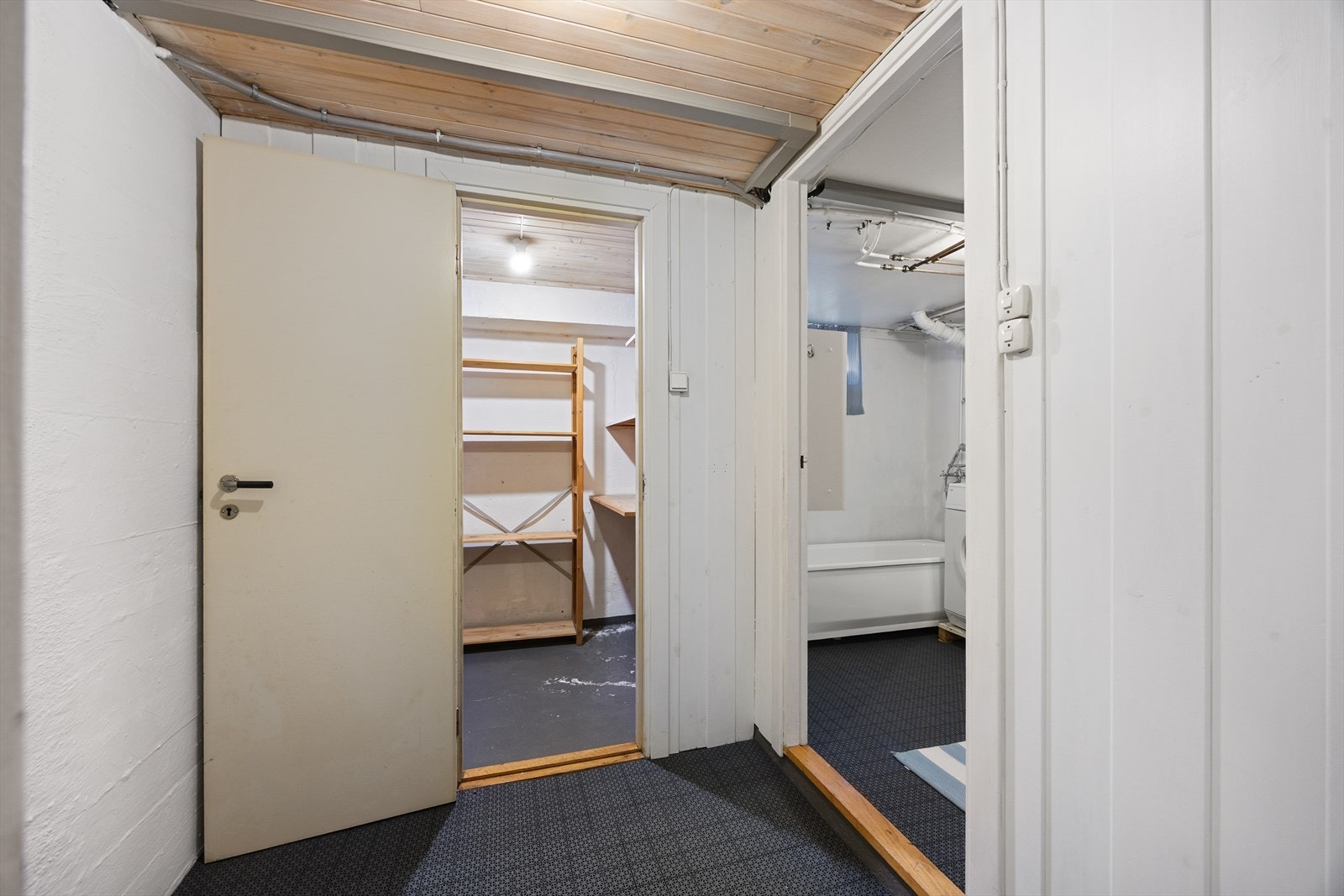 Kjelleren har praktisk vaskerom og gode lagringsmuligheter i bod. Galleribilde
