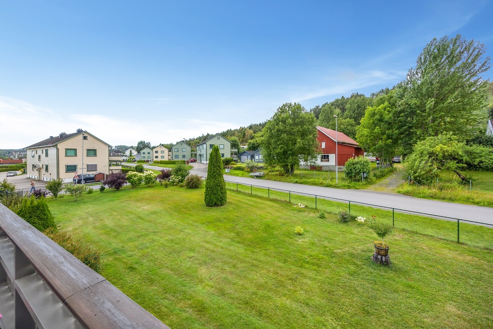 Rolig og etablert boligområde med nærhet til skoler, barnehager og universitet. Galleribilde