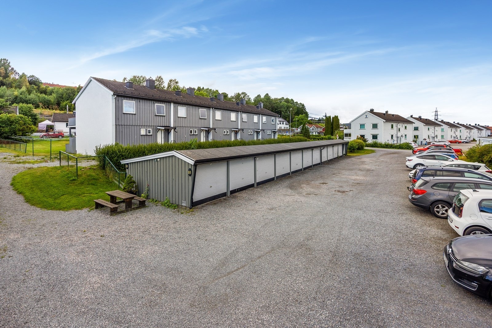 Borettslaget har garasjeplasser i fellesanlegg, som kan leies hvis ledig. Ta eventuelt kontakt med GBBL for mer informasjon. Galleribilde