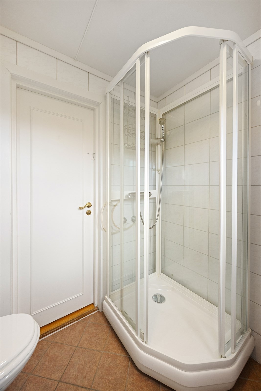 Badet er utstyrt med dusjkabinett. Galleribilde