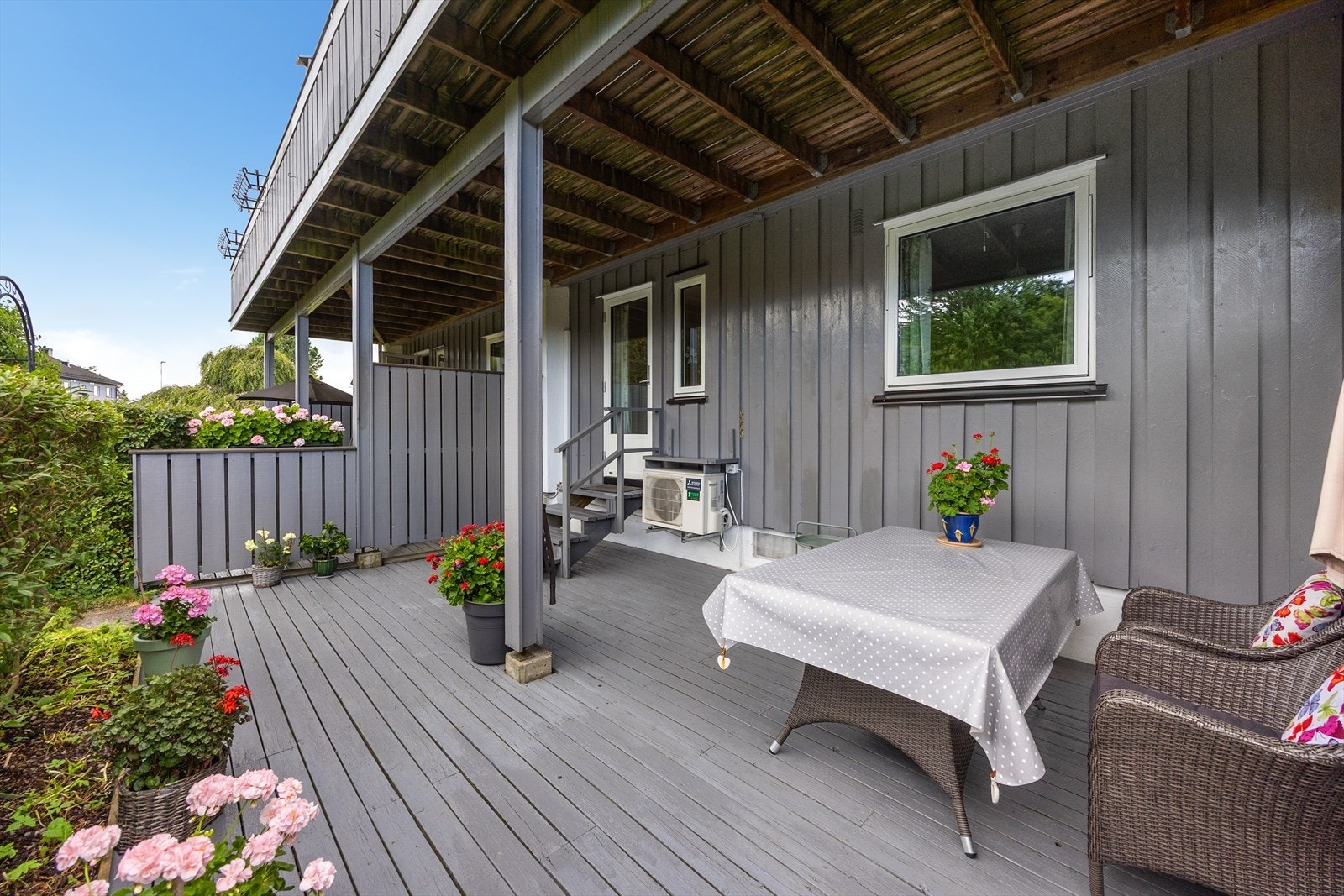 Markplattingen er oppført med bjelkelag og tekket med terrassebord. Galleribilde