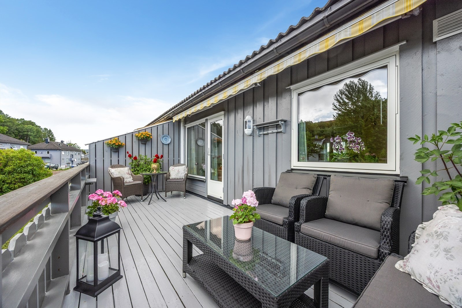 Det er montert markise for solskjerming ved behov. Galleribilde
