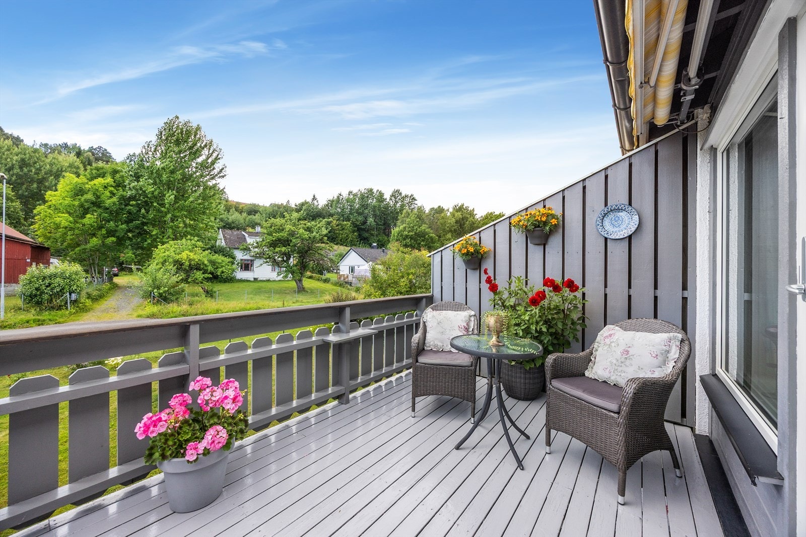 Verandaen er oppført med bjelkelag og tekket med terrassebord. Galleribilde