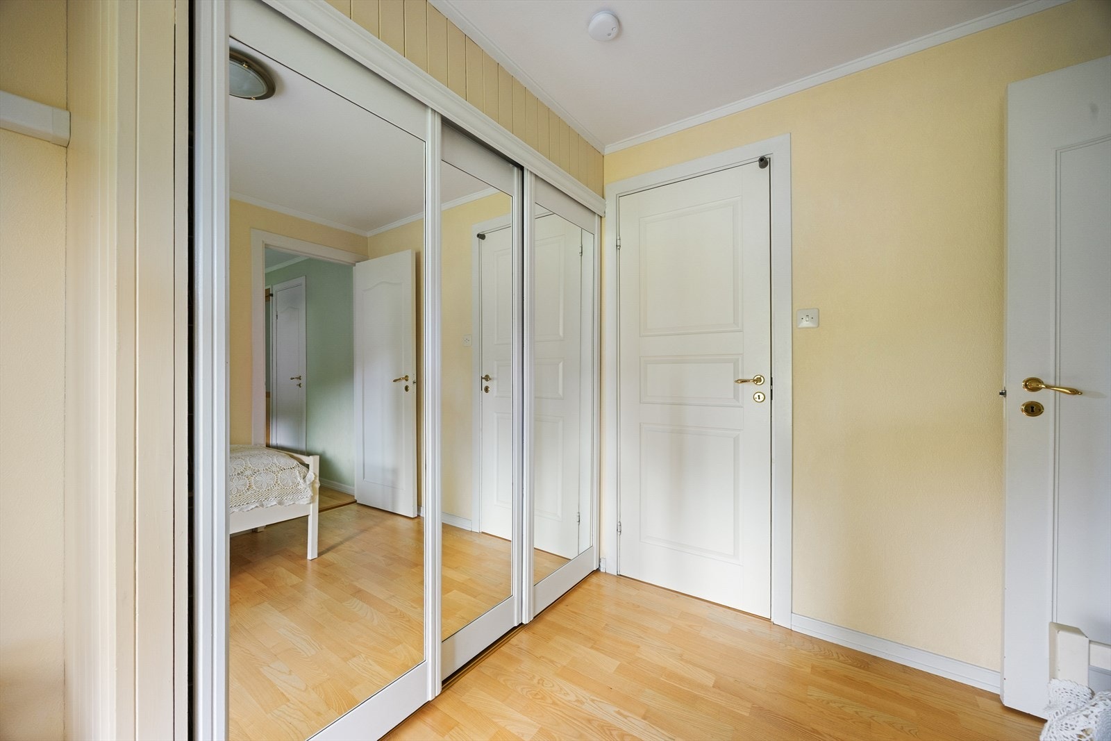 Rommet har en stor skyvedørsgarderobe med speilfronter som gir gode oppbevaringsmuligheter. Galleribilde