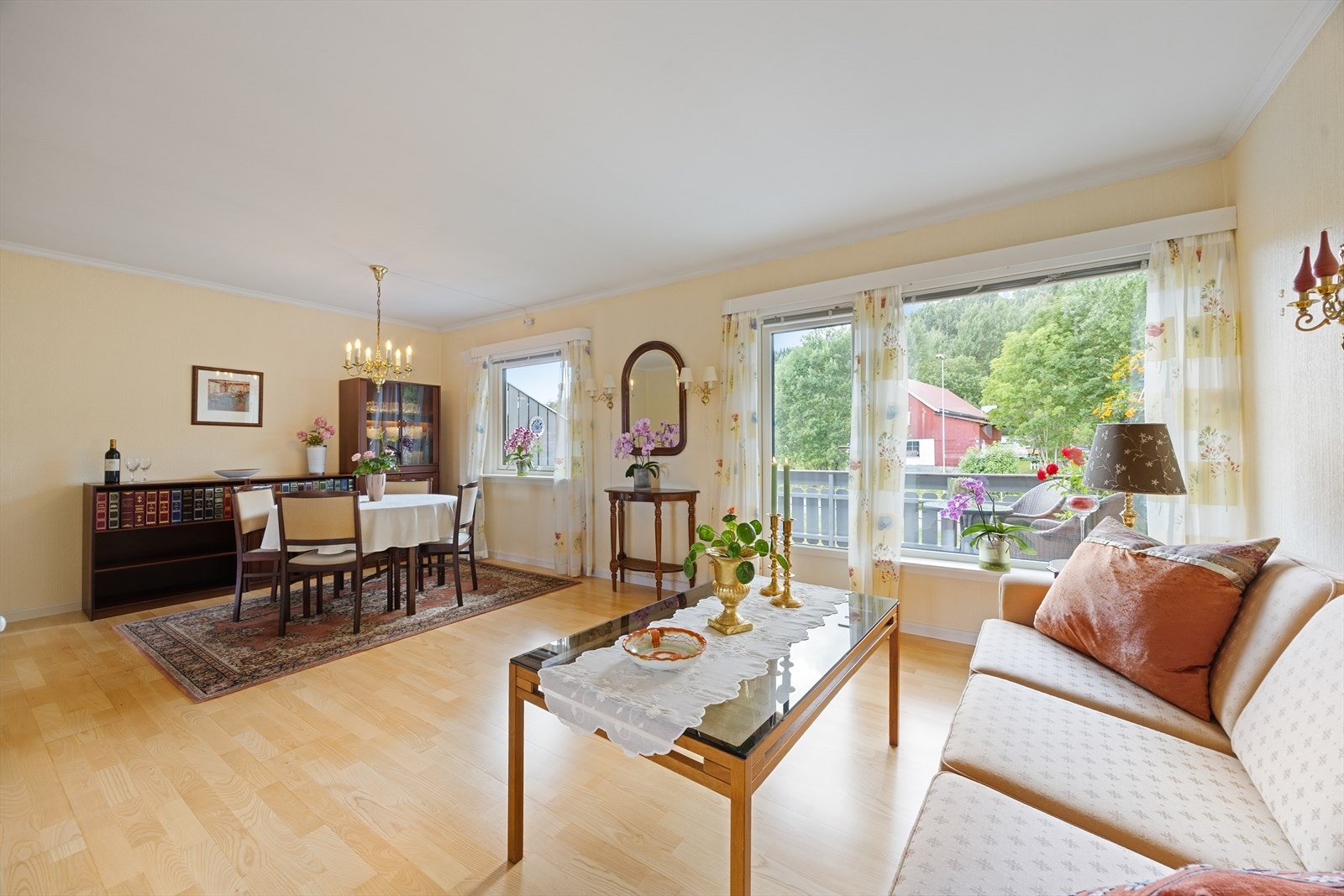 Store vindusflater mot vest slipper inn godt med dagslys, og det er utgang til verandaen. Galleribilde