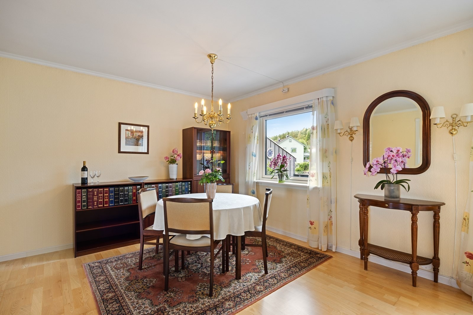 Rommet har plass til sofagruppe og sittegruppe. Galleribilde