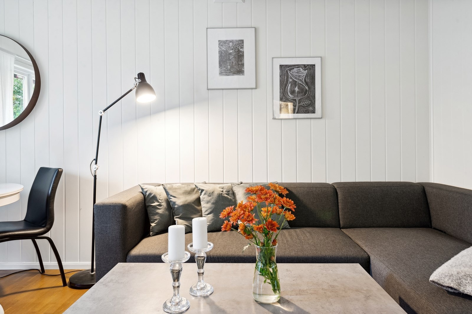Boligen er holdt i et gjennomgående lyst fargevalg som gjør det enkelt å kunne sette farge på interiøret om ønskelig. Galleribilde