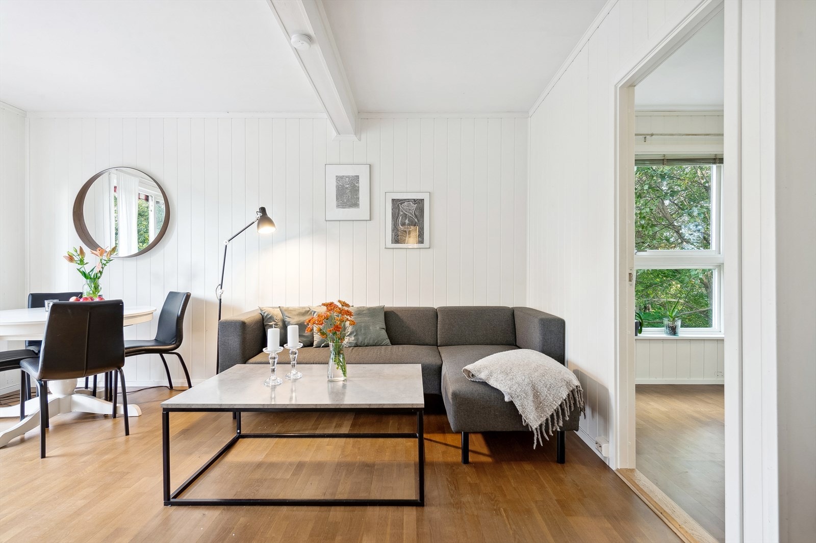Her med plass til både sofa og spisemøblement om ønskelig. Galleribilde
