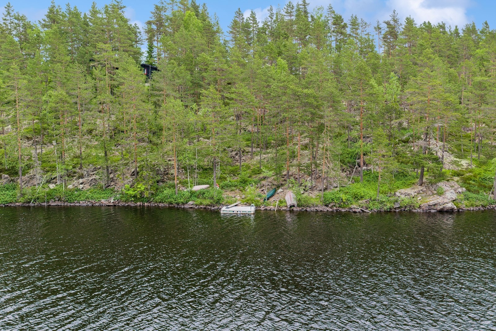 En del av eiendommen ligger ned mot innsjøen Søndre Åklangen hvor det bla. er en felles flytebrygge. Galleribilde