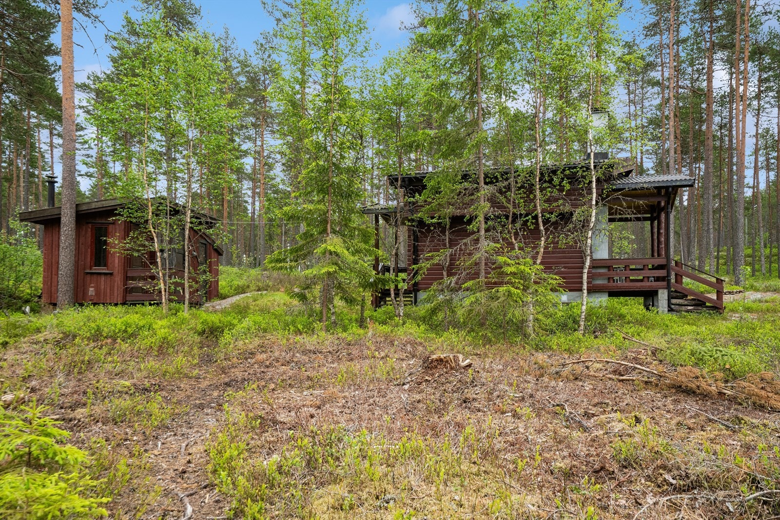 En stor fritidseiendom på ca 17, 6 daa med liten hytte og uthus, beliggende i et skogsområde med flere hytter. Galleribilde