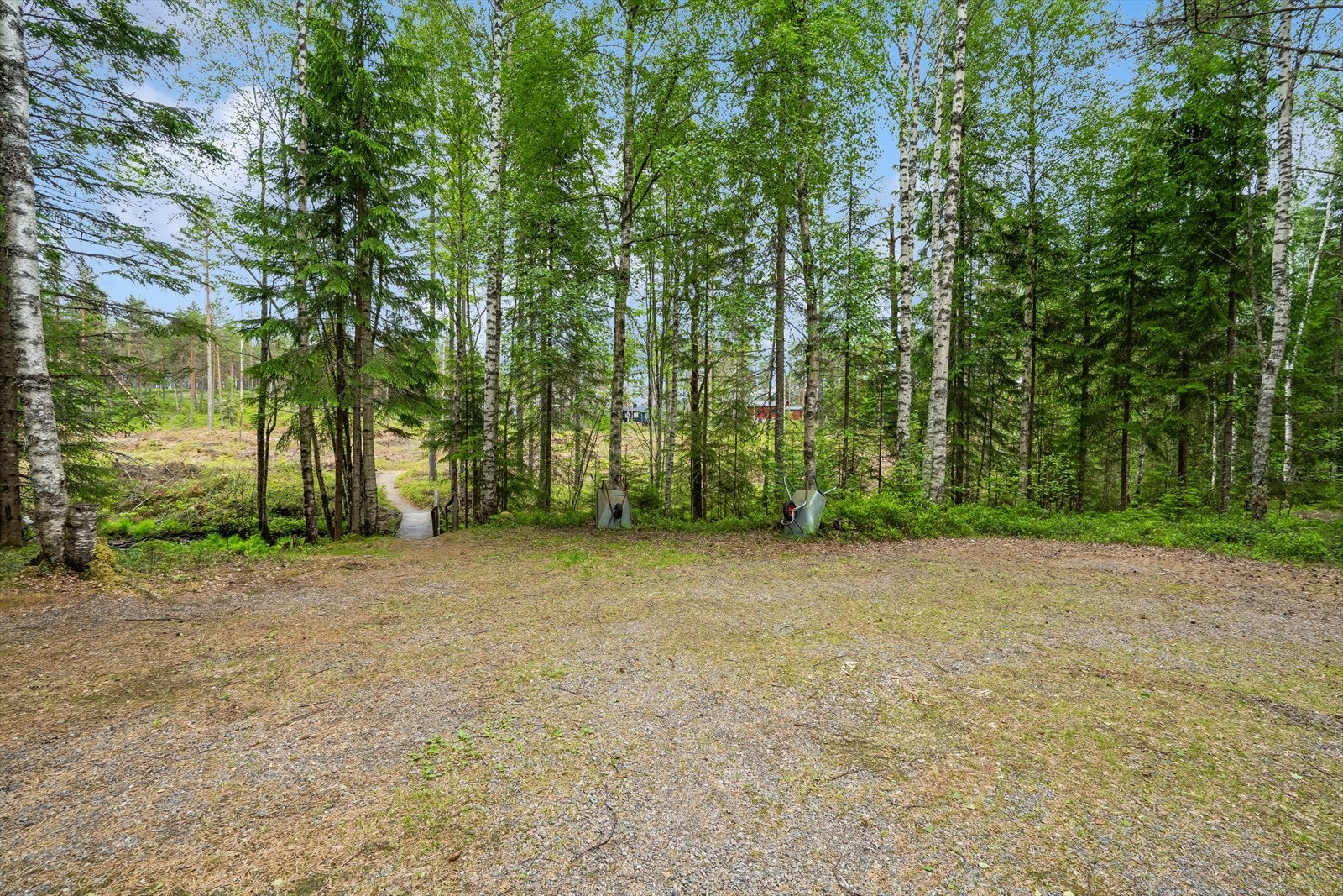Fra felles parkeringsplass er det ca 100 m med sti frem til hytta. Galleribilde