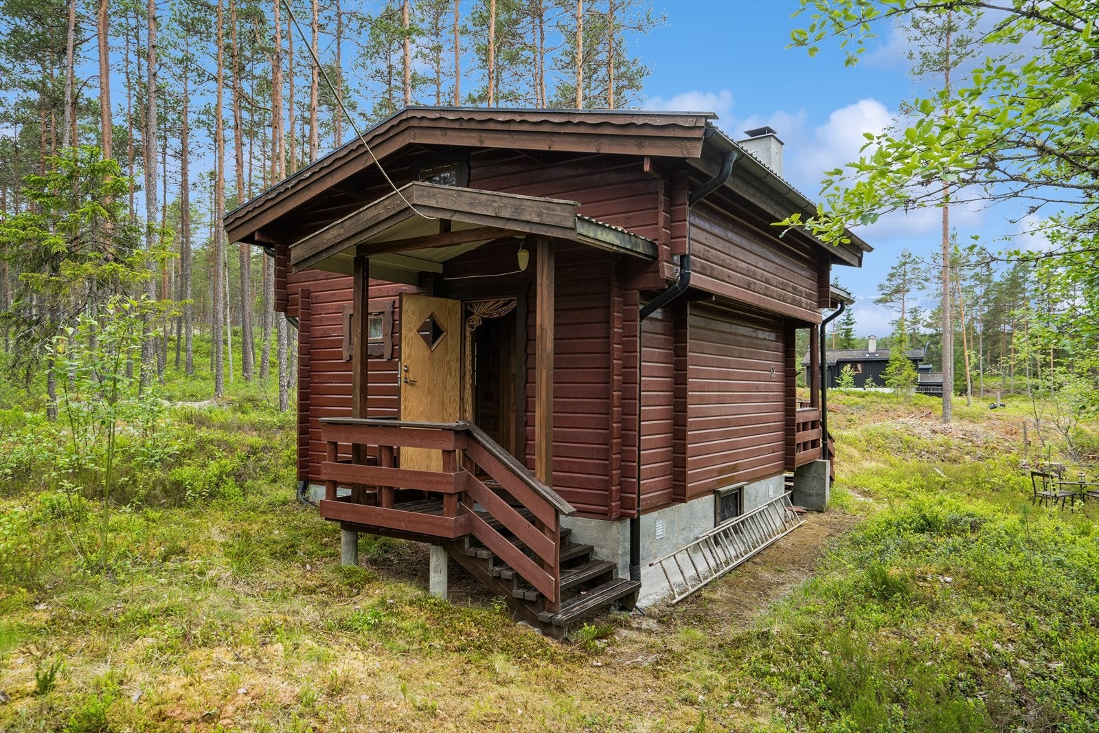 Overbygget inngangsparti på baksiden. Galleribilde