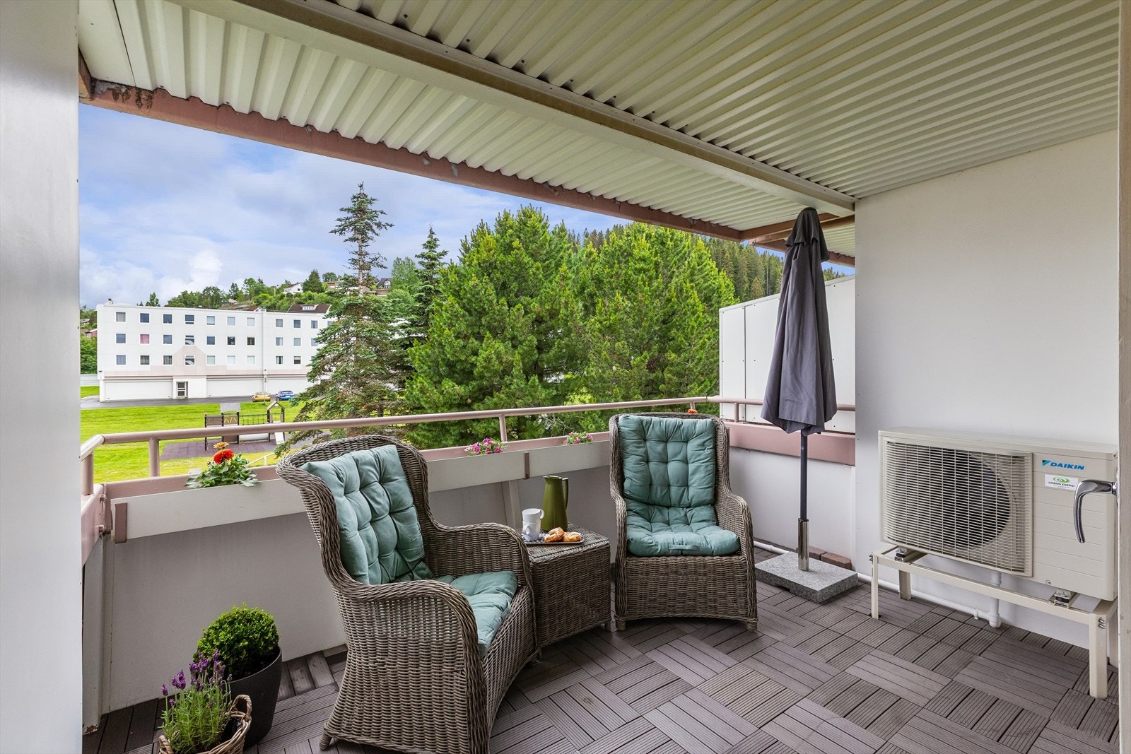Fra stuen er det direkte adkomst til en sørvendt terrasse på m². Her kan du nyte gode solforhold og en lun uteplass som forlenger utesesongen. Galleribilde