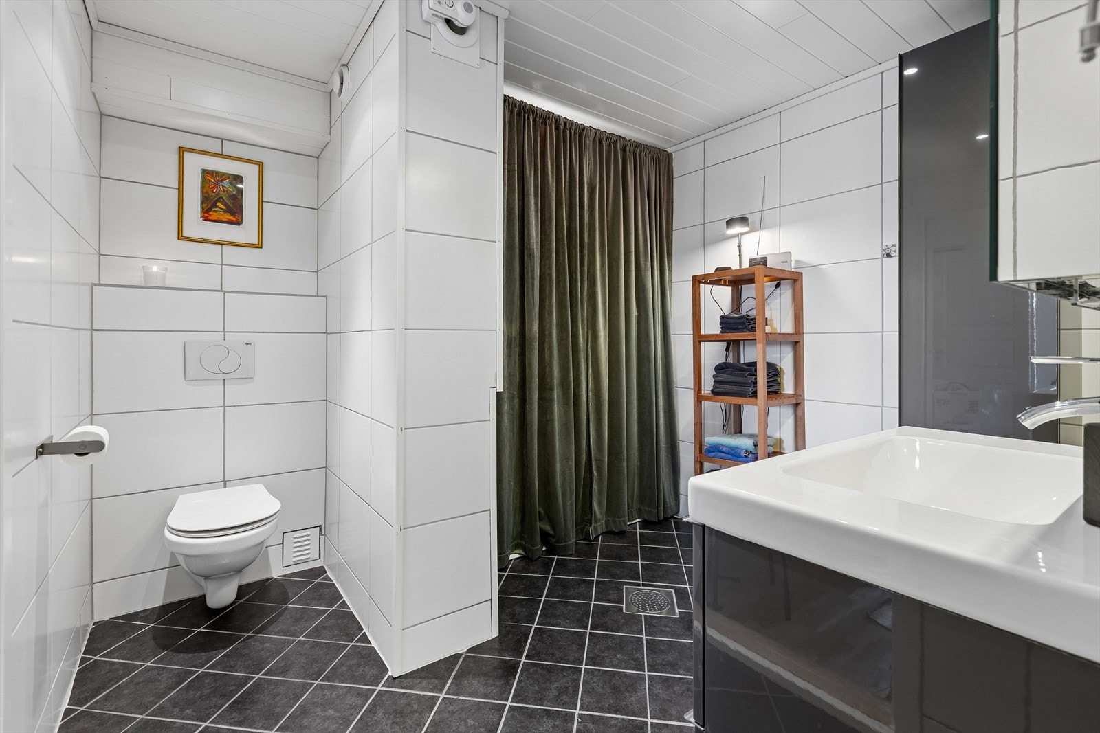Selger opplyser om at det er mulig å sette inn et boblebad/ badekar på badet. Vannrør er lagt frem for tilkobling. Galleribilde