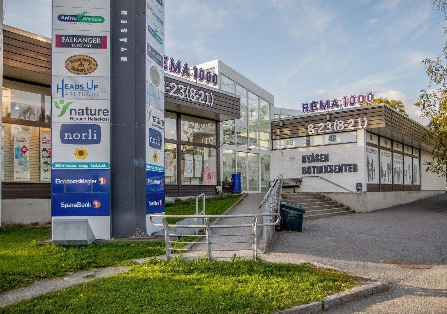 Byåsen Butikksenter med bla. Rema 1000, Rosenborg Bakeri og Brun og Blid. Galleribilde