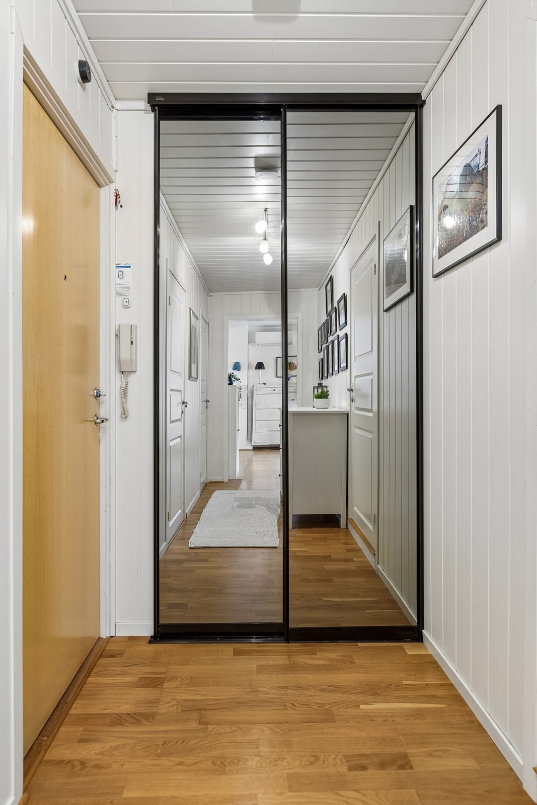 Lys og innbydende entré på 6,1 m² med god plass til oppbevaring. Galleribilde
