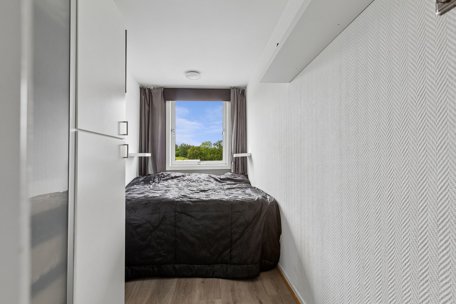 Dagens hovedsoverom har god størrelse på 7,8 m², naturlig lys og plass til dobbelseng og garderobeløsning. Galleribilde