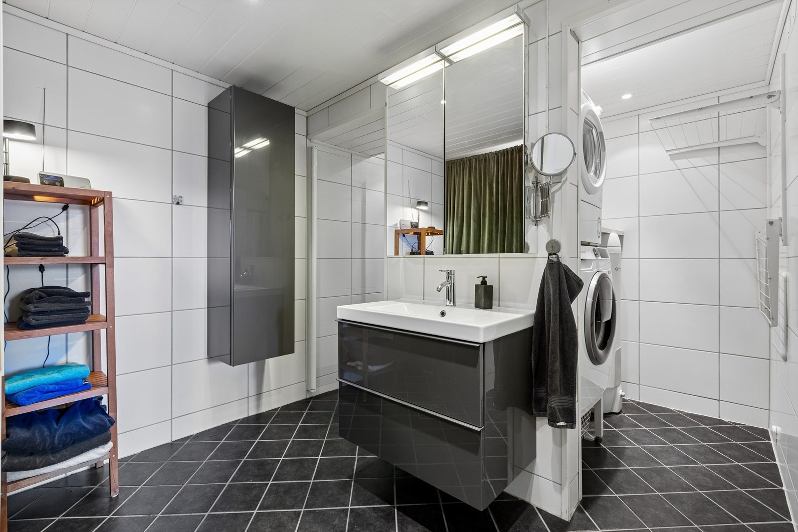 Badet er på hele 10,5 m² og ble totaloppusset i 2012 med klassisk pen standard og "skjult" vaskeavdeling. Galleribilde