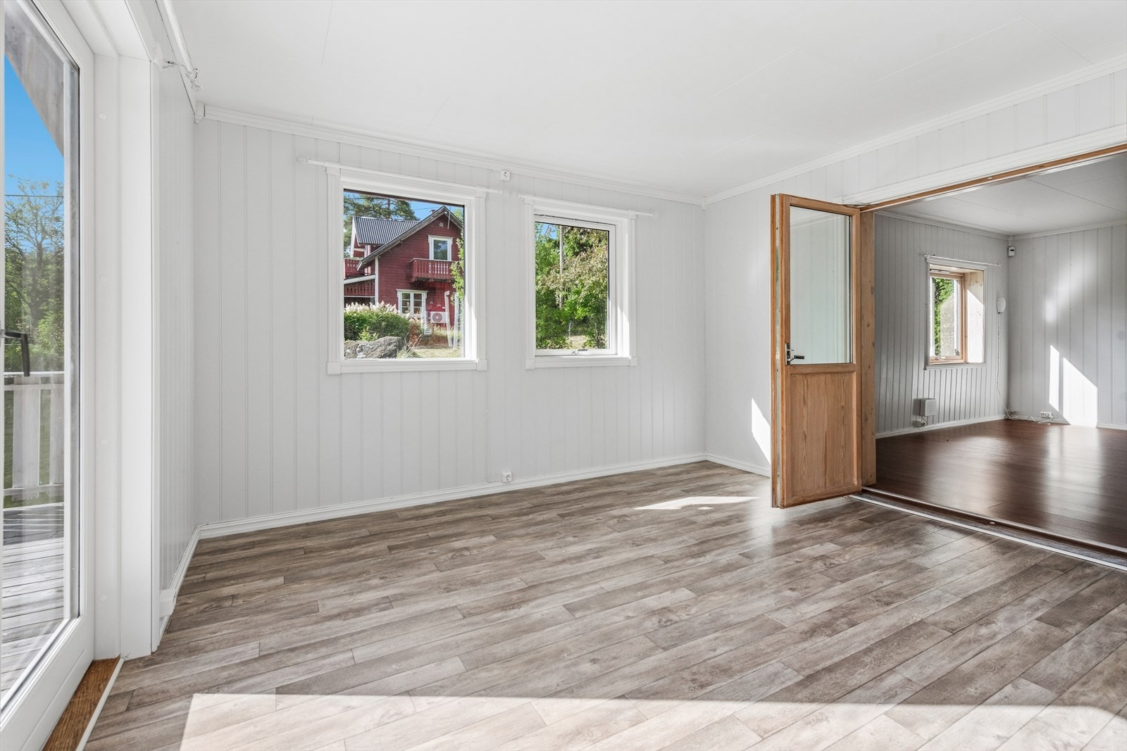 Vinduene og terrassedøren gir rikelig med innslipp av naturlig lys. Galleribilde