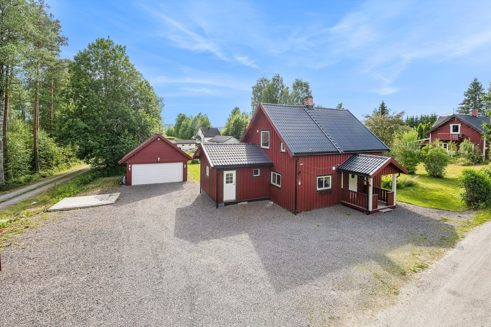 Koselig eiendom med fin beliggenhet i Magnoråsen, ca. 1,5 km nordøst for Magnor sentrum. Galleribilde