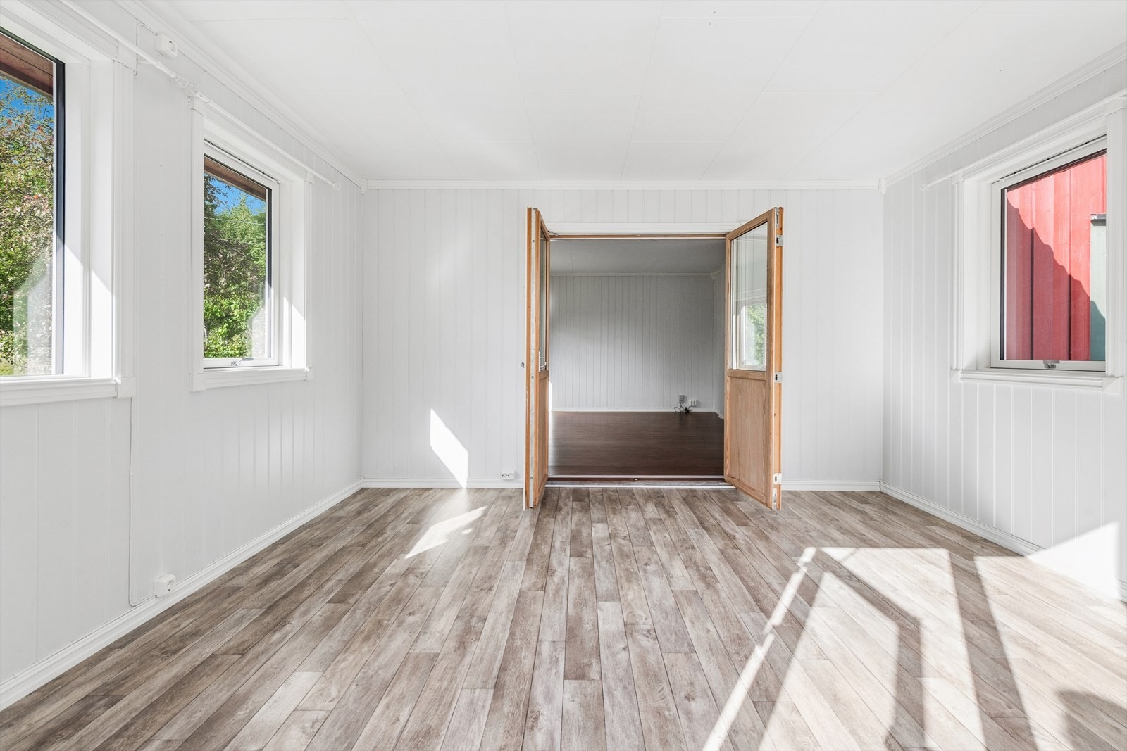 Dette rommet har malte MDF panelplater på vegger og Tak-ess plater i tak. Galleribilde
