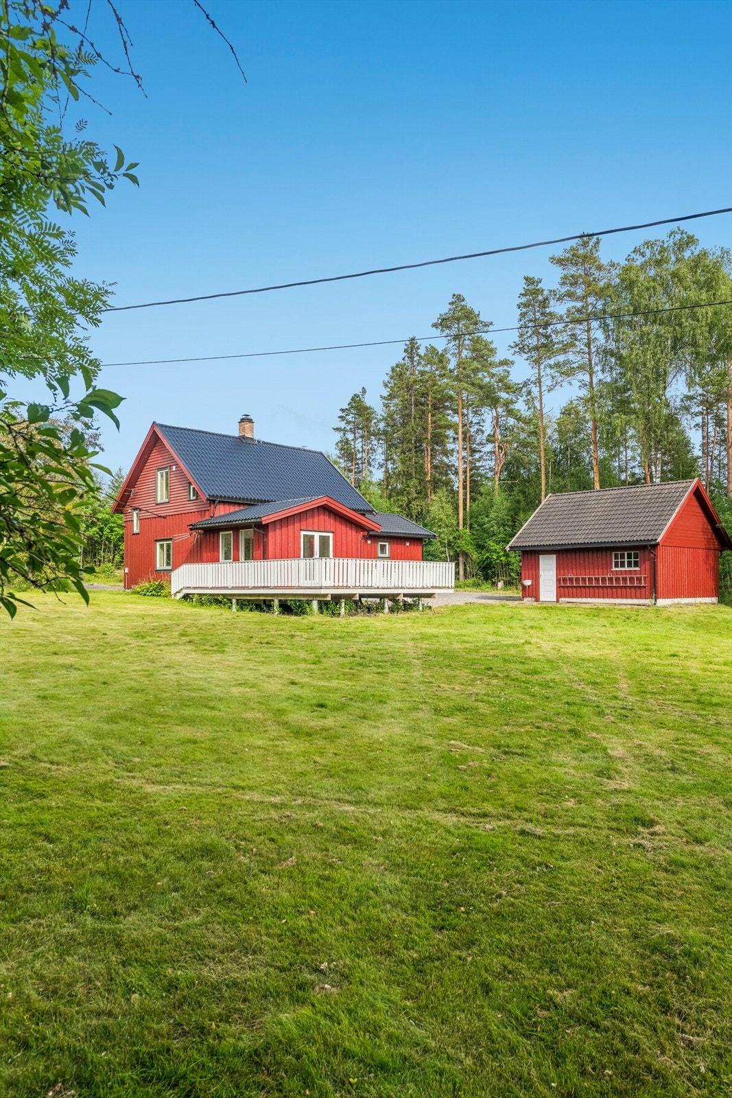 Eiendommen ligger fint til i ytterkant av boligfeltet, med et lite skogsområde som nærmeste nabo. Galleribilde