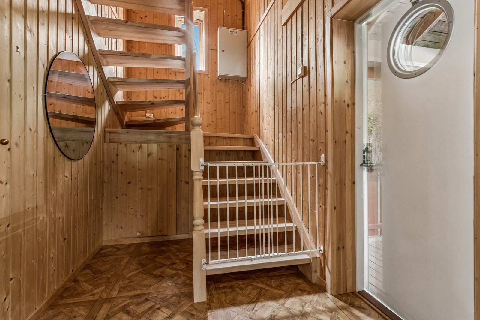 Entré med trappen som leder opp til 2. etasje. Galleribilde