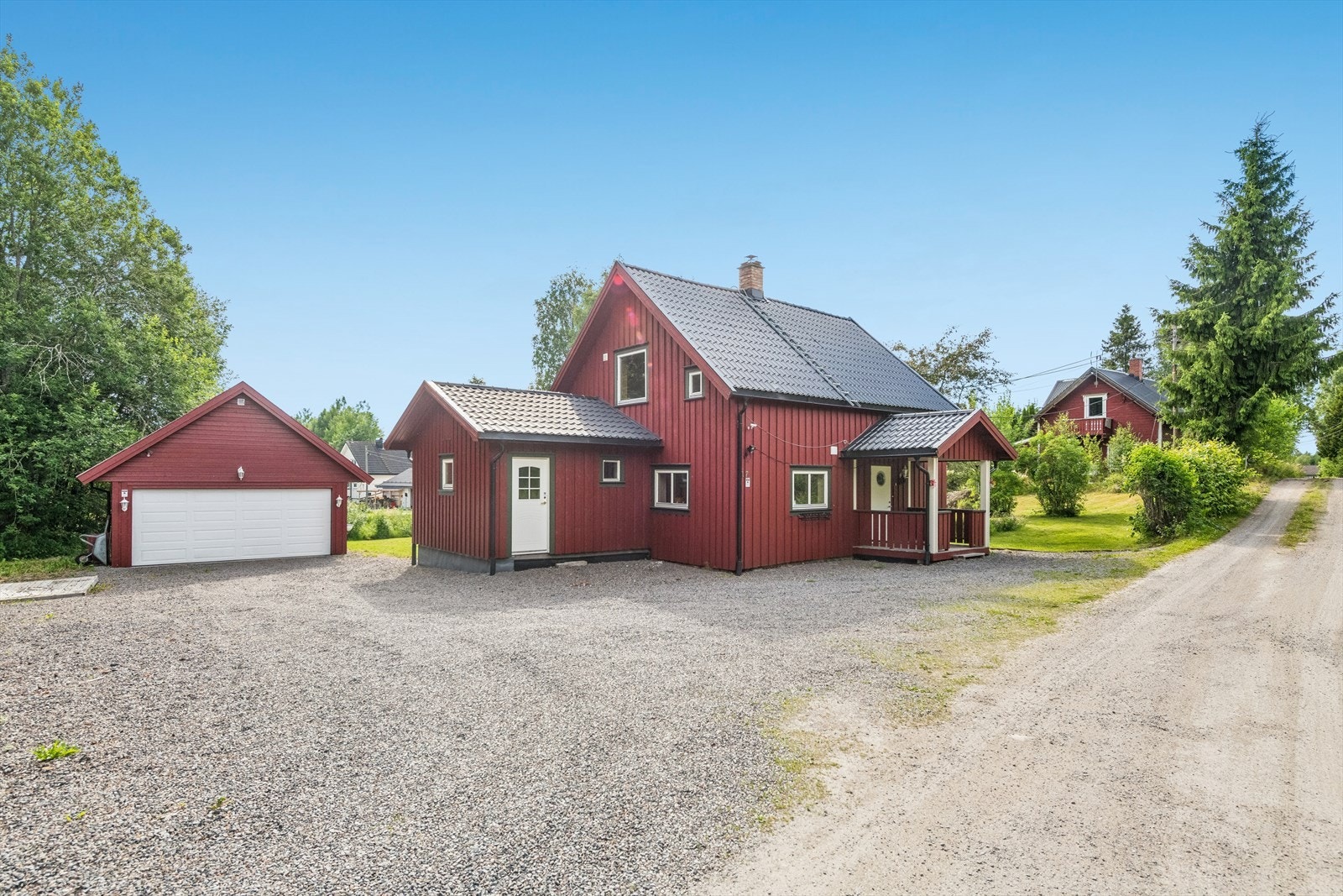 Enebolig fra 1925 som er tilbygget to ganger. På tomten står også en dobbelgarasje. Galleribilde