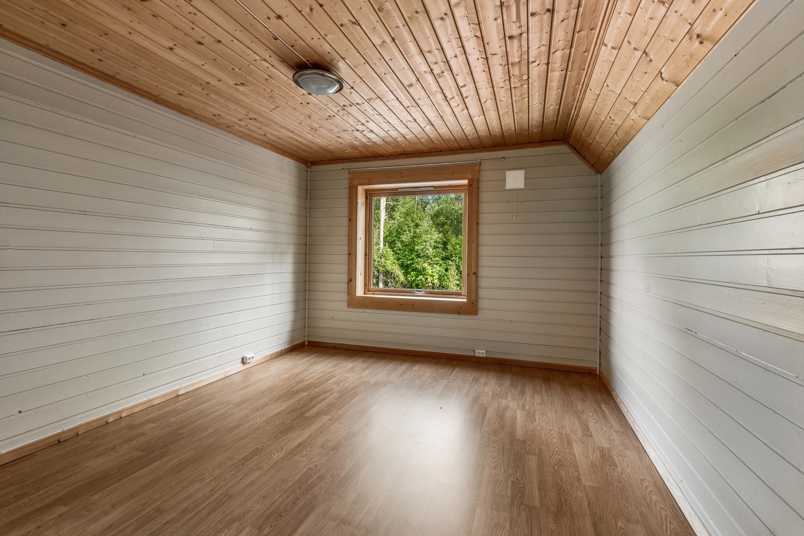 Soverom 2 ligger innenfor soverom 1, og har god størrelse. Galleribilde