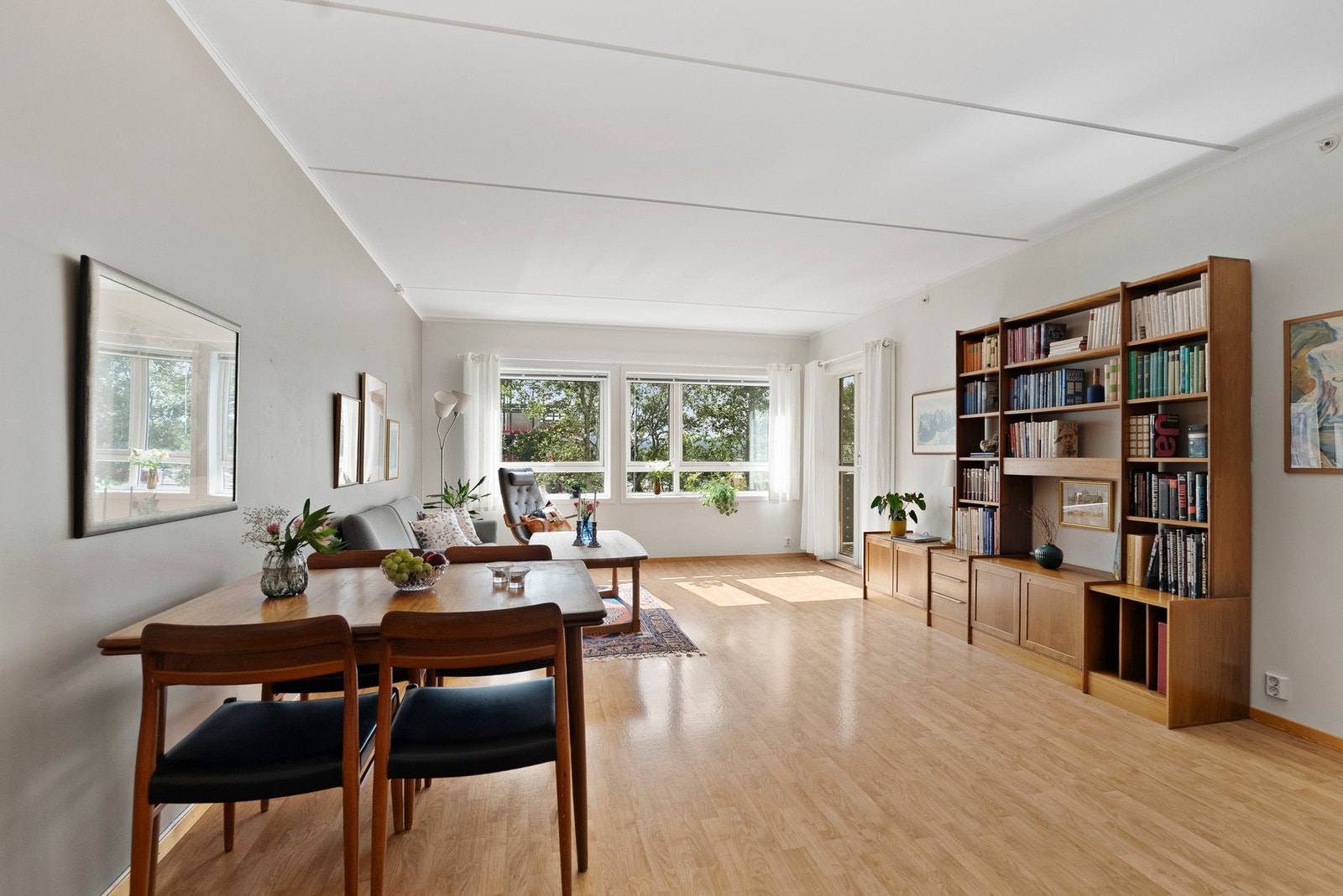 Stuen har god plass til både sofagruppe og spisebord. Galleribilde
