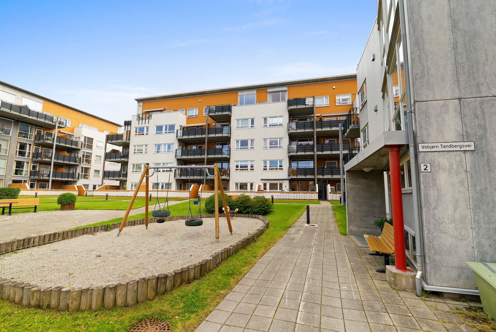 Hovdetunet Borettslag har hyggelige fellesarealer med lekeplass og benker. Galleribilde