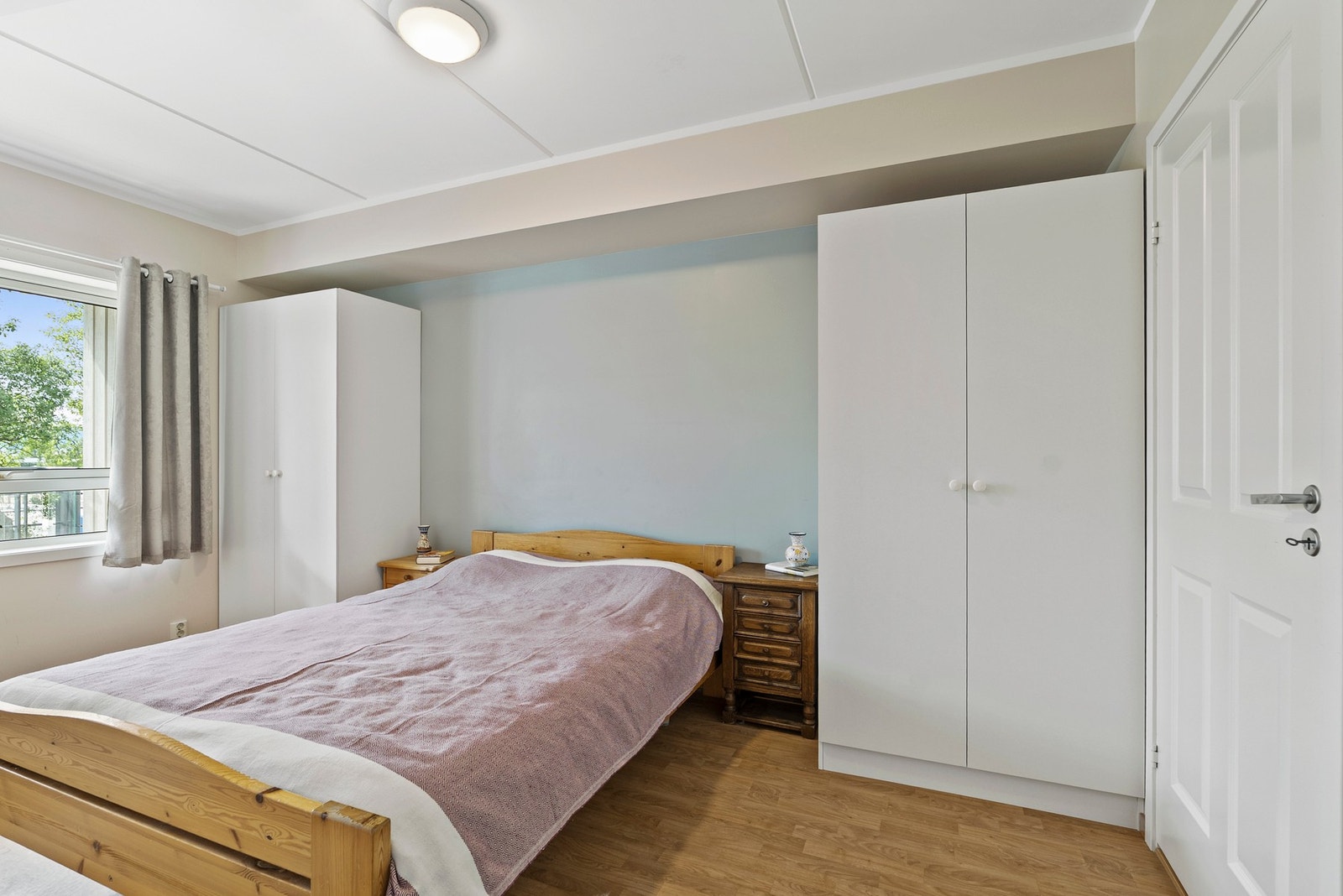 Godt med garderobeplass på hovedsoverommet. Galleribilde