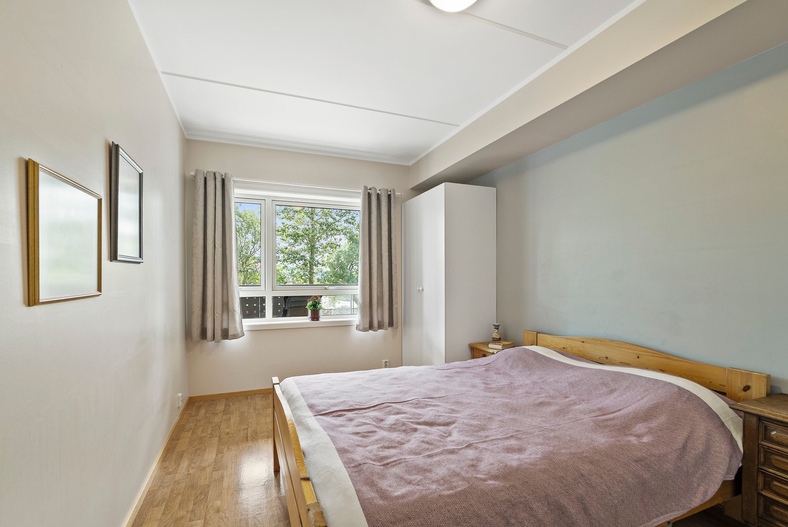 Hovedsoverom med god plass til dobbeltseng og garderobeløsning. Galleribilde