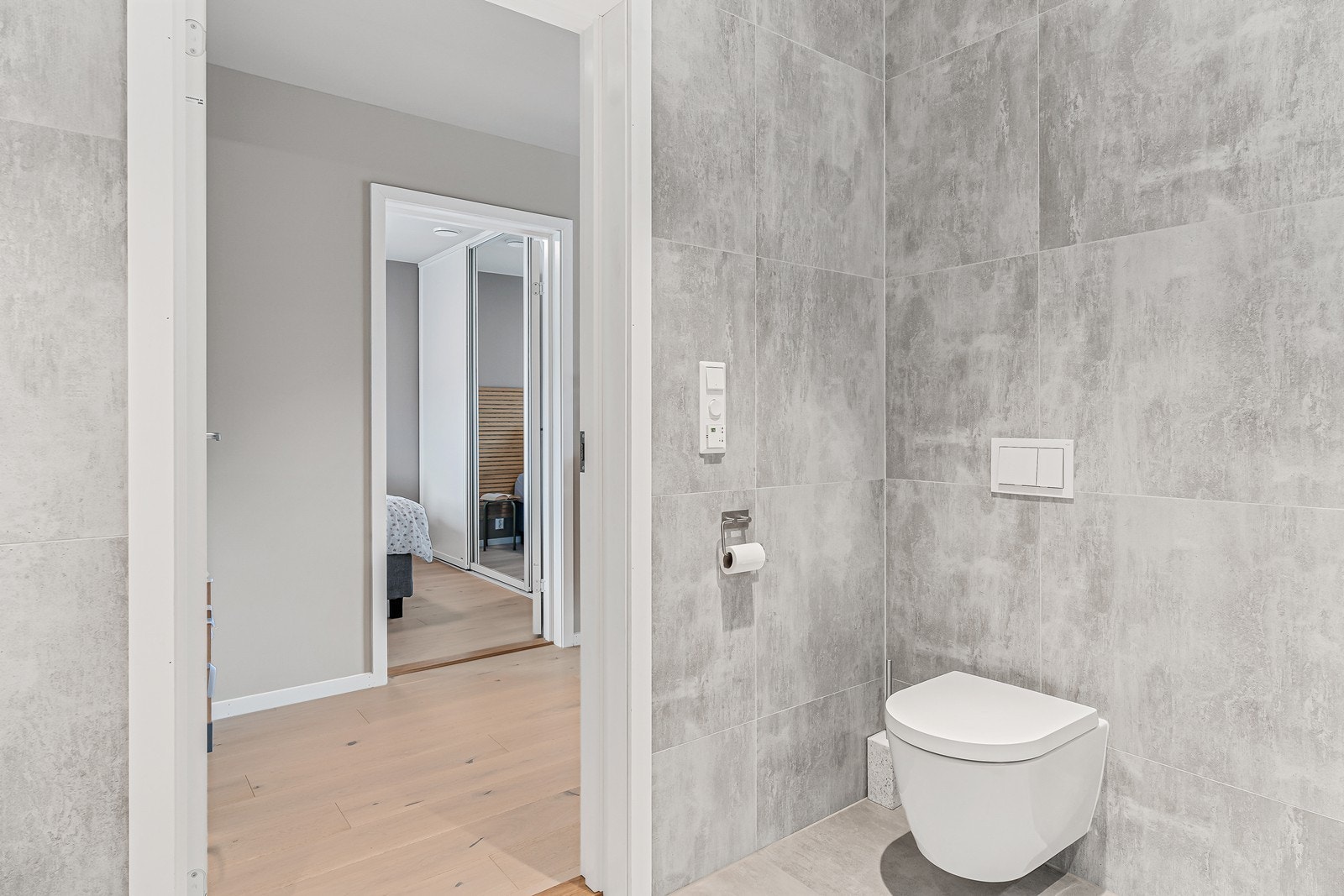Badet er innredet med vegghengt toalett, baderomsinnredning med vask og badekar. Galleribilde