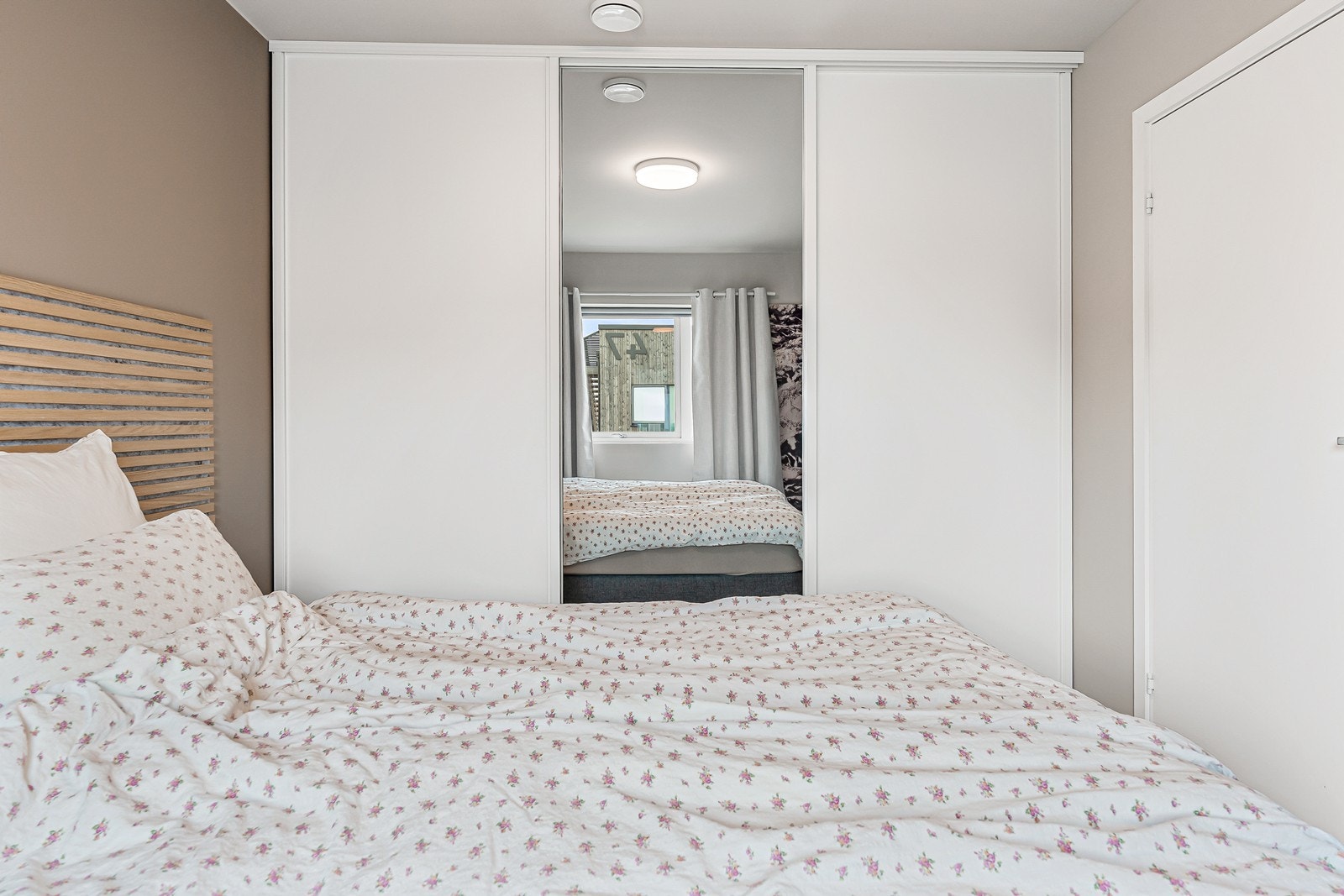 Her er det laget til et stort skyvedørsgarderobe. Galleribilde