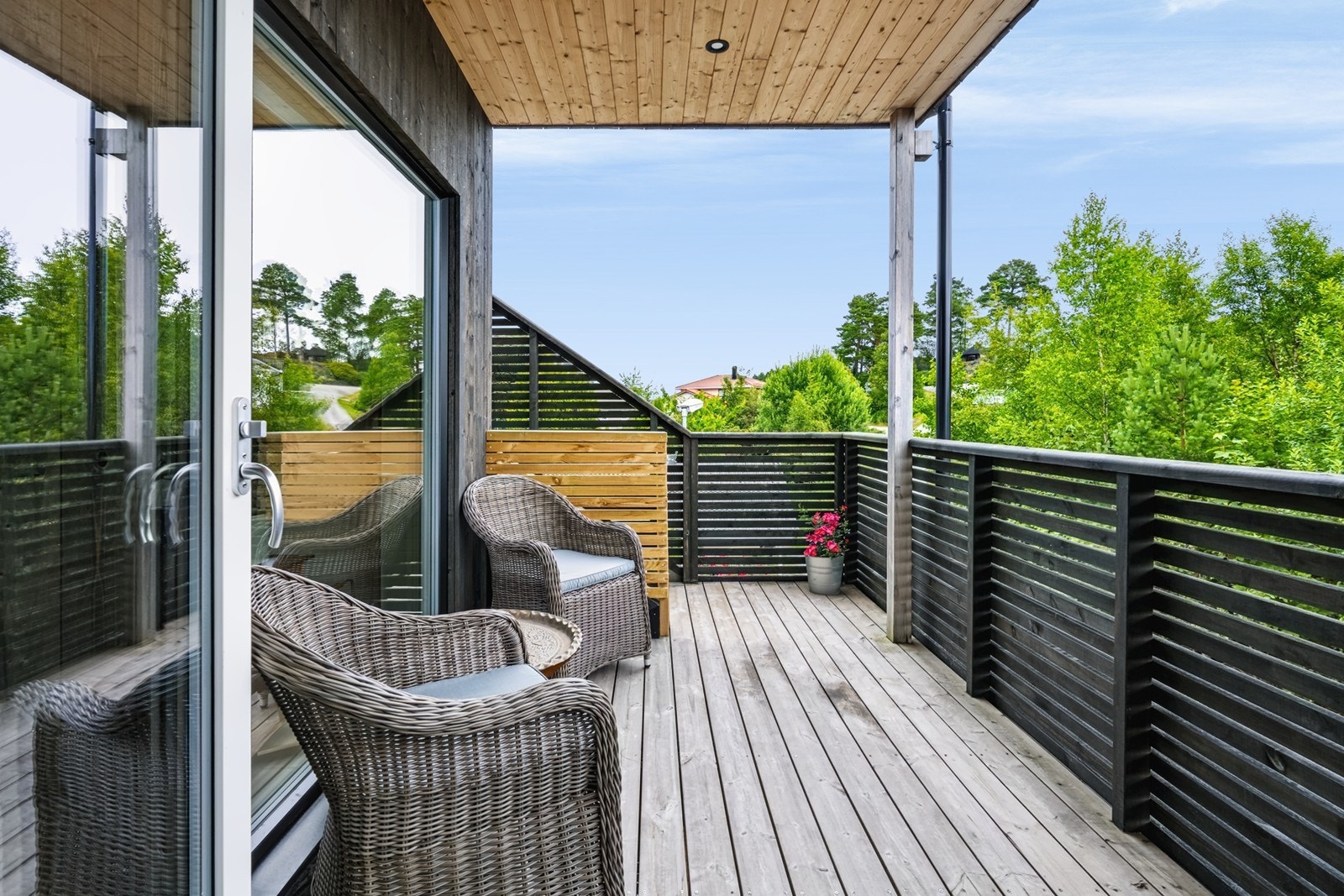Fra stuen er det utgang til takoverbygget terrasse. Galleribilde