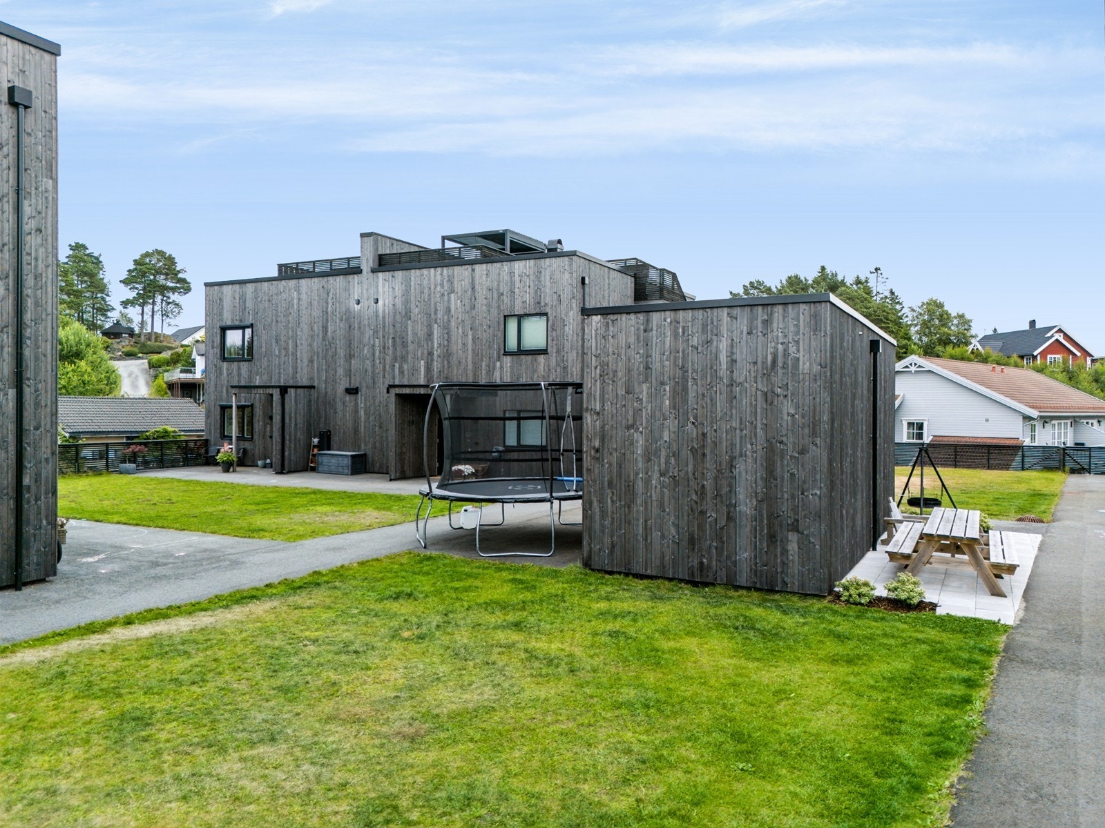Det er også etablert et fellesområde med trampoline, benkeplass og bålpanne som et flott samlingspunkt i sameiet. Galleribilde