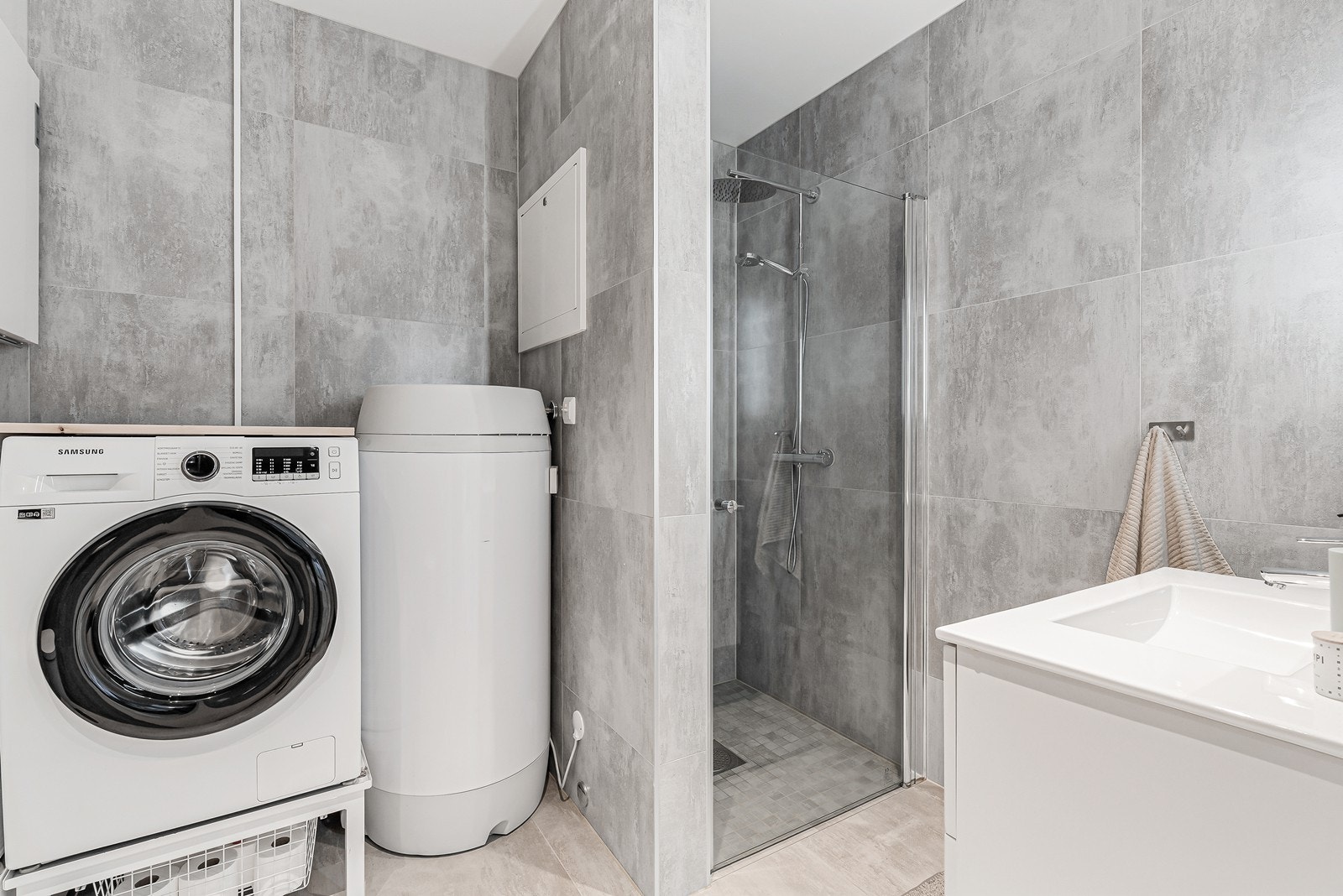 Badet i 1. etasje er også fliselagt med samme fliser for en gjennomgående stil. Her er det også varmekabler i gulvet. Galleribilde