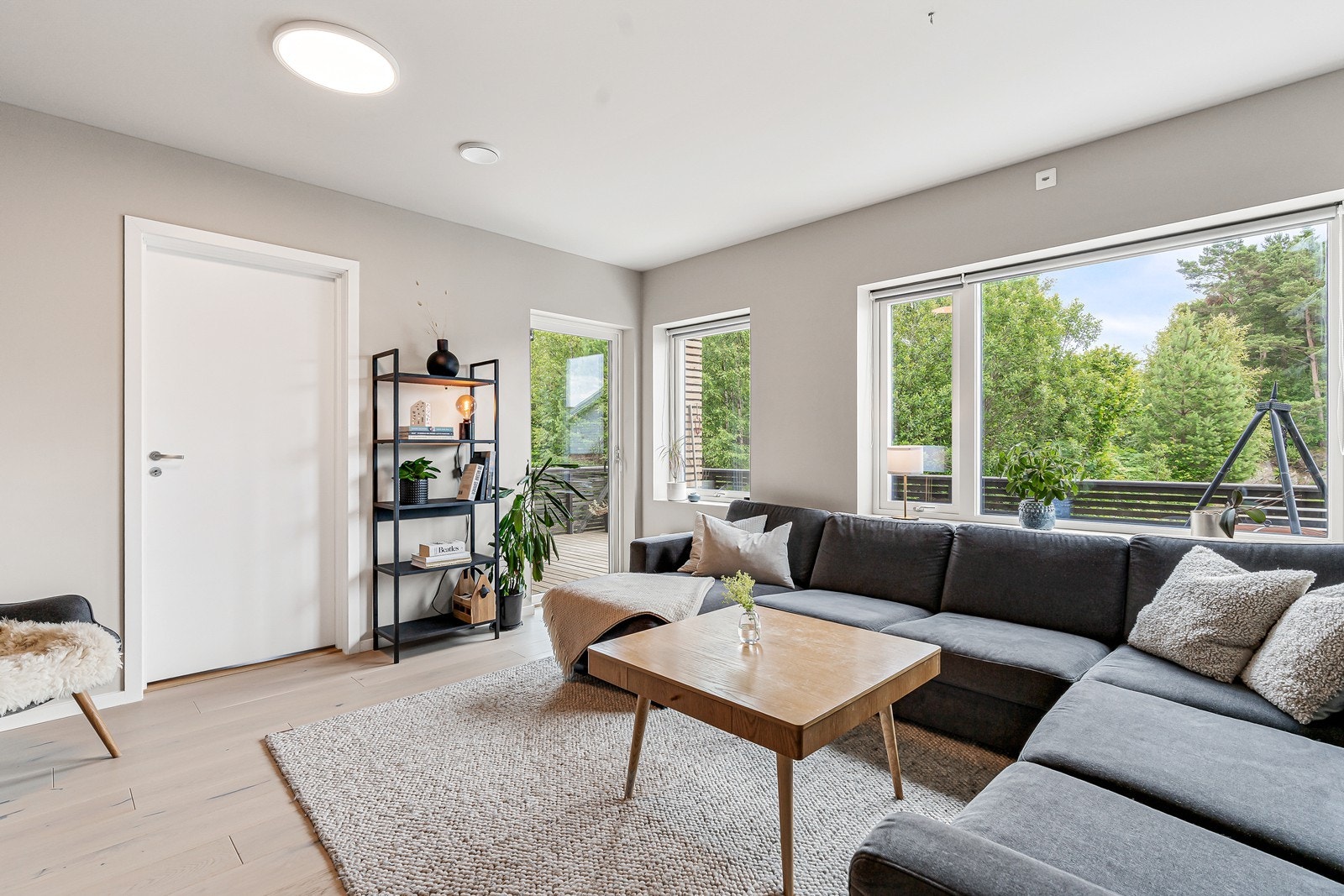 Fra stuen er det utgang til egen terrasse og uteområdet. Galleribilde