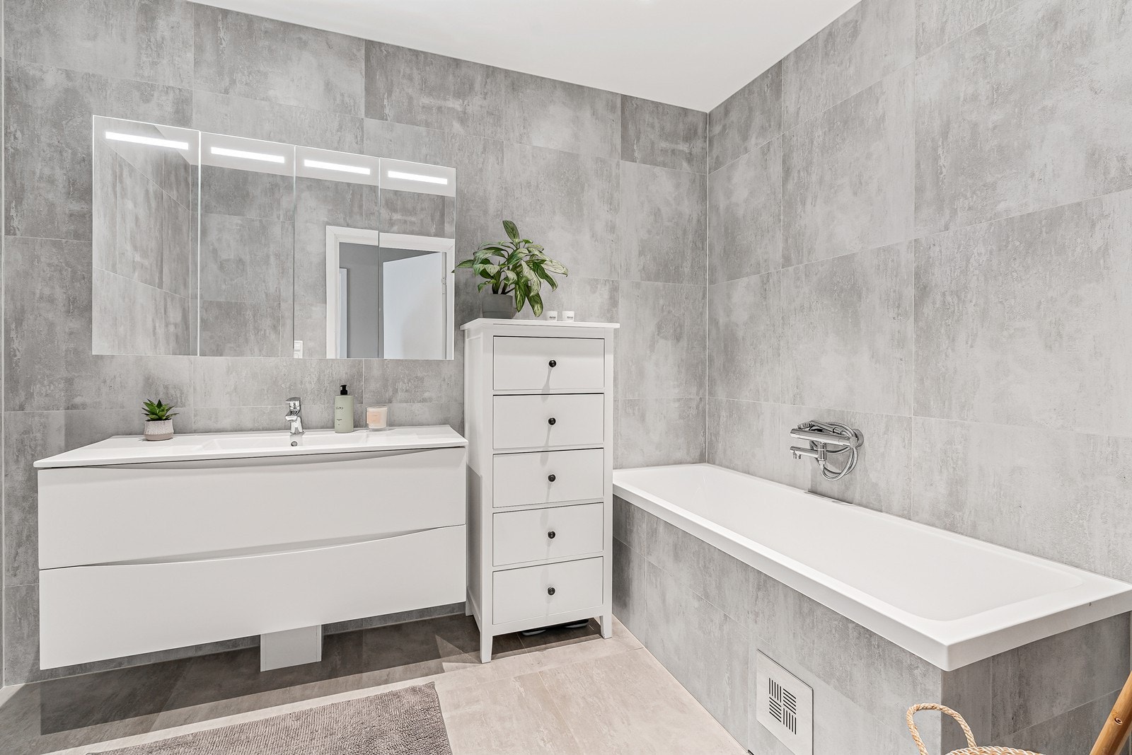 Badet i 2. etasje er helfliset og har varmekabler i gulvet. Galleribilde