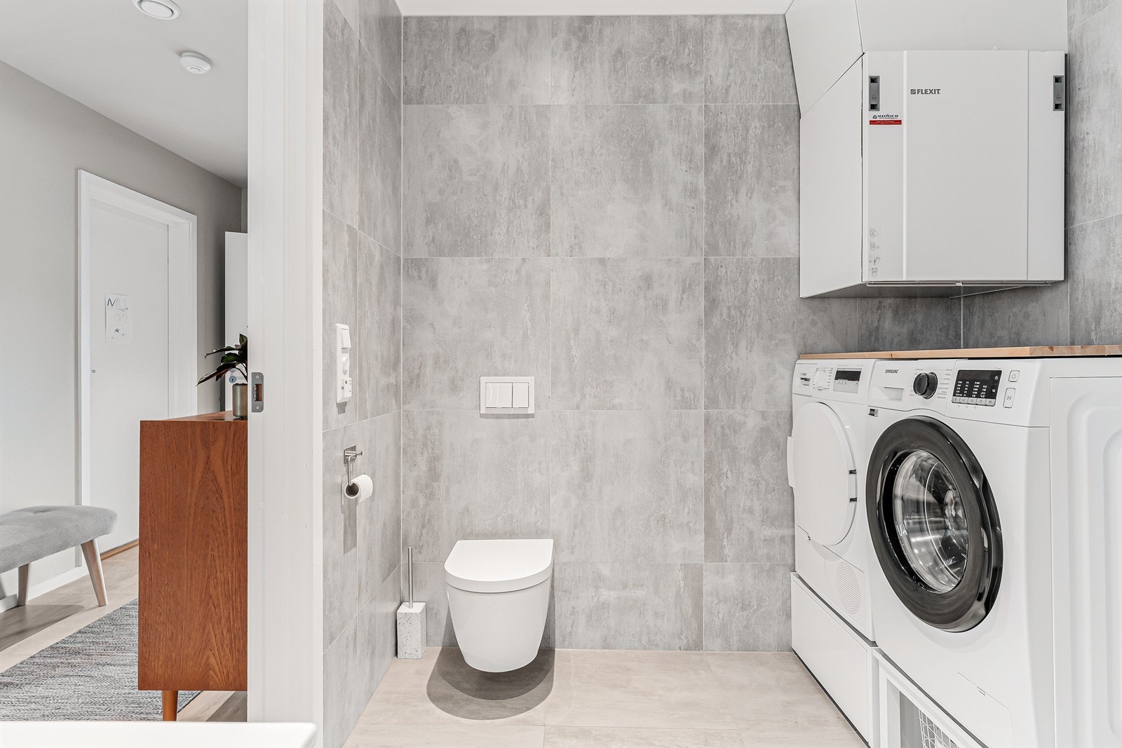 Badet er innredet med dusjnisje, vegghengt toalett og baderomsinnredning med vask. Det er også laget til for vaskemaskin. Galleribilde