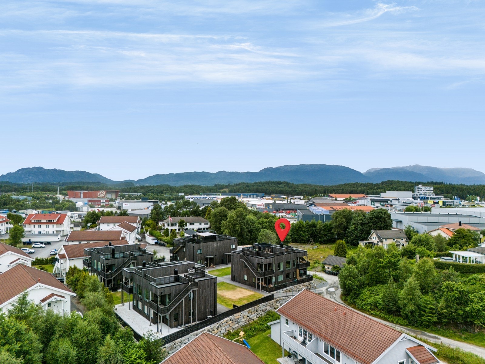 Fra boligen er det ellers kort avstand til samtlige barnehager, lekeplasser, dagligvarebutikker, og Heiane storsenter med alle sine butikker. Galleribilde
