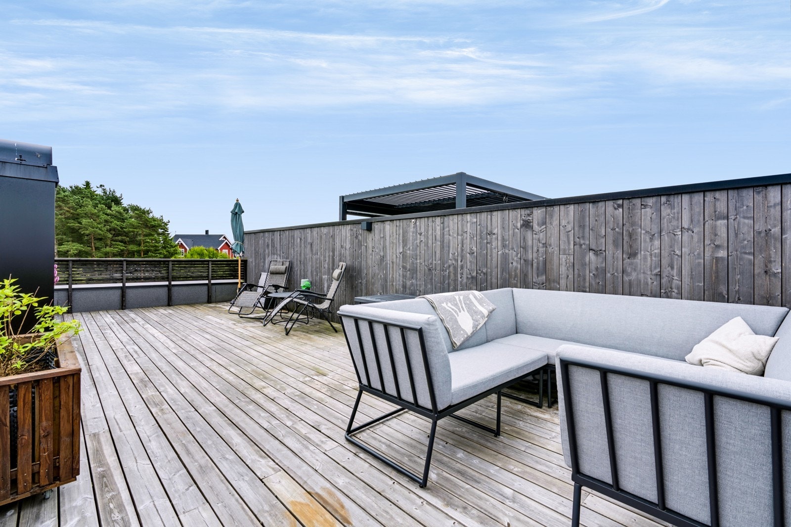 Nydelig takterrasse på ca. 43 m². Her har man rikelig med plass til sittegrupper og kan nyte flotte sommerdager. Galleribilde
