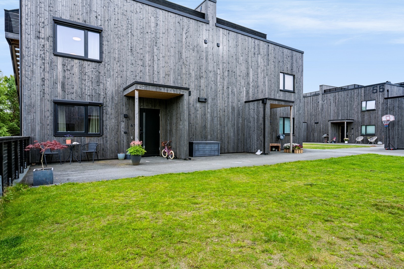 Tomten er felles for sameiet og er pent opparbeidet med store plenområder og interne veier. Galleribilde